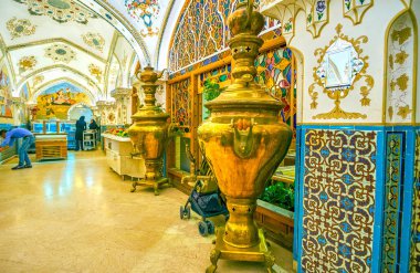 Isfahan, Iran - 19 Ekim 2017: Tarih 19 Ekim Isfahan içinde iki büyük metal samovars ile dekore edilmiş lüks Baastan restoran güzel iç