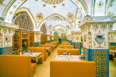 Isfahan, Iran - 19 Ekim 2017: Tat için en iyi yolu İran Isfahan mutfağında çeşitliliği lüks Baastan Restoran, Isfahan 19 Ekim tarihinde ziyaret etmektir