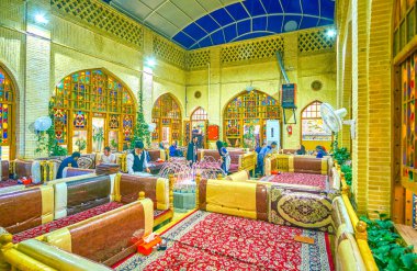 Isfahan, Iran - 19 Ekim 2017: Güzel koridorun küçük Çeşme ve büyük sehpa yataklar ile 19 Ekim Isfahan içinde geleneksel bir atmosferde, lezzetli bir akşam yemeği için en iyi yerdir