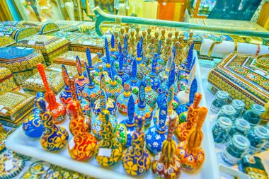 Isfahan, Iran - 19 Ekim 2017: Küçük seramik boyalı çan Kapalıçarşı, 19 Ekim Isfahan içinde Hediyelik eşya ahır vitrinde çeşitli
