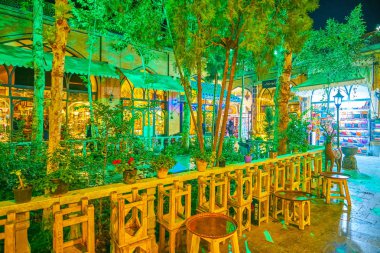 Isfahan, Iran - 19 Ekim 2017: Kapalı çarşı küçük gizli avlusu samimi açık kafede bir akşam saat harcamak ve 19 Ekim Isfahan içinde bazı sıcak içecekler içmek için mükemmel bir yerdir