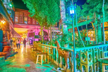Isfahan, Iran - 19 Ekim 2017: Küçük gizli avlu Bahçe ve rahat kafe ile olan kapalı çarşı, büyük ve gürültülü arasında gerçek bir hazine üzerinde Ekim 19, Isfahan