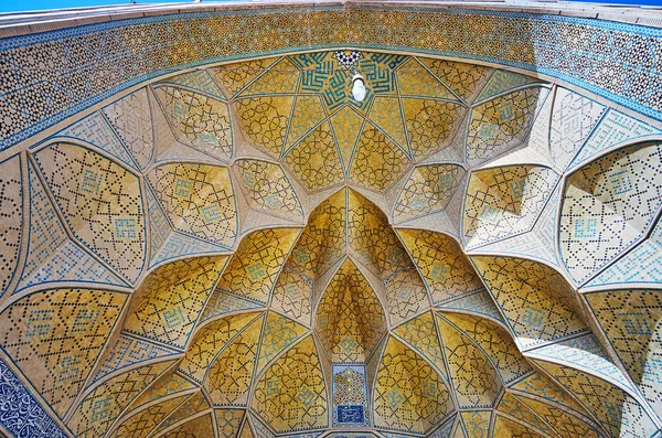 모자이크 Isfahan 이란으로 Jameh 사원의 포털의 Muqarnas — 스톡 사진