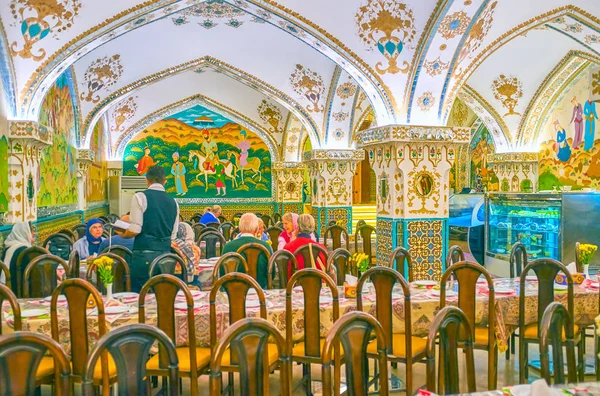 Isfahan Irán Octubre 2017 Grupo Turistas Cenando Hermoso Salón Del — Foto de Stock