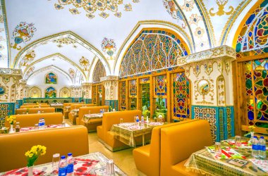 Isfahan, Iran - 19 Ekim 2017: Baastan Restoran birleştiren popüler Farsça dekoratif stilleri, ayna çalışma öğeleri, boyalı süsler ve 19 Ekim Isfahan içinde renkli fayans gibi