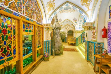 Isfahan, Iran - 19 Ekim 2017: Ana Farsça dekorasyon elemanları ile Baastan restoran zarif iç üzerinde 19 Ekim Isfahan, Şah'ın daireler lüks, benzersiz bir atmosfer oluşturur