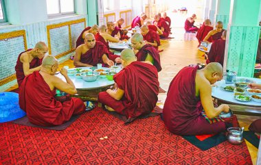 Bago, Myanmar - 15 Şubat 2018: Bhikkhu rahipler bir öğle yemeği büyük yemek salonu, Kha Khat gelmelerini Kyaung manastırda, 15 Şubat Bago var..