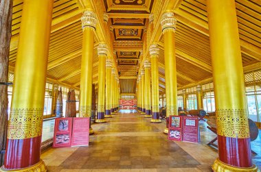 Bago, Myanmar - 15 Şubat 2018: Görkemli iç restore edilmiş ahşap Kanbawzathadi Golden palace, uzun coumns ve 15 Şubat Bago oymalı tavan hatları ile.