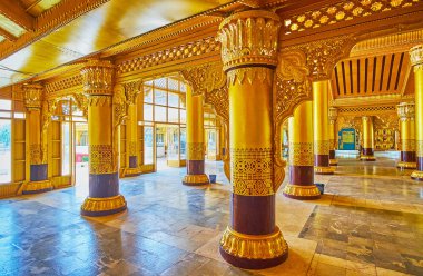 Bago, Myanmar - 15 Şubat 2018: Aslan taht salonu (büyük seyirci salon) tarihi royal Kanbawzathadi Golden palace, 15 Şubat Bago süslü sütunlar yürüyüş.