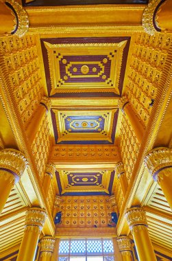 Bago, Myanmar - 15 Şubat 2018: Süslü ahşap tavan aslan taht salonu (büyük seyirci salon) Kanbawzathadi Golden palace oyulmuş desenlerle Bago 15 Şubat.