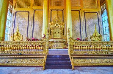 Bago, Myanmar - 15 Şubat 2018: Çarpıcı Thihathana veya büyük seyirci Hall of Kanbawzathadi Golden palace, 15 Şubat Bago aslan taht.
