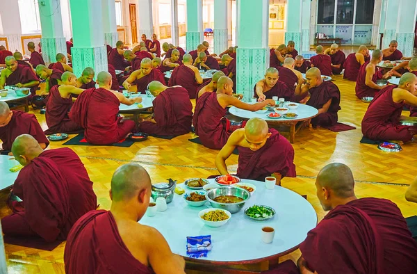 Bago 2018年2月15日 Kha Kyaung 修道院食堂的午餐时间 许多比丘僧侣吃米饭与蔬菜和咖喱 在2月15日在 Bago — 图库照片