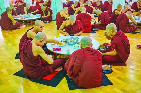 Bhikkhu Kha Khat Waing Kyaung 수도원 식당에서 테이블에 바닥에 앉아와 — 스톡 사진