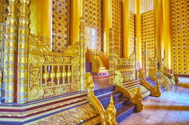 Bago, Myanmar - 15 Şubat 2018: Aslan (Thihathana) taht salonu Kanbawzathadi Golden palace ile karmaşık desenler, mirrorwork, süslü heykeller ve yaldız, 15 Şubat Bago oyma süslüdür.