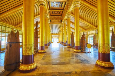 Bago, Myanmar - 15 Şubat 2018: Şubat 15 Bago tarihi aslan (Thihathana) taht salonu Kanbawzathadi Golden palace doğal oymalar ve Ortaçağ sütunlar, kalıntıları keşfetmek.