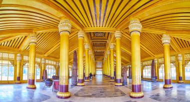 Bago, Myanmar - 15 Şubat 2018: Kanbawzathadi Golden palace ile çok sayıda uzun sütunlar ve tavanda 15 Şubat Bago güzel oymalar büyük seyirci salon (aslan taht salonu) Panoraması.