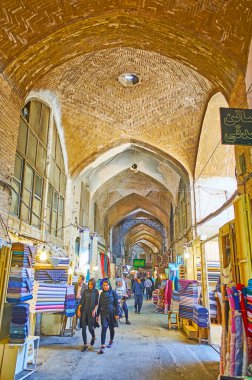 Isfahan, Iran - 21 Ekim 2017: Dar uzun koridor Tekstil Bölümü (Soltani) kapalı çarşı ile eski tuğla tonoz ve her iki tarafta 21 Ekim Isfahan kabinlerde.