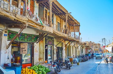 Isfahan, Iran - 21 Ekim 2017: Kapalı çarşı tarihi dörtte günü 21 Ekim Isfahan tezgahları, küçük kafe, bağlıyordun ve atölye çalışmaları, eski püskü yapılardır ve kulübe dolu.