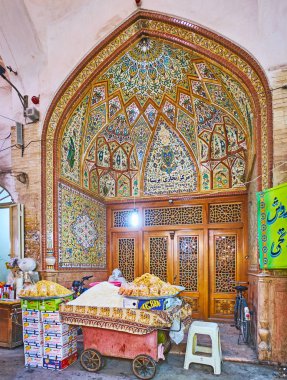Isfahan, Iran - 21 Ekim 2017: İran Ticaret Merkezi'nde Isfahan iyi döşeme desenleri, mukarnas ile dekore edilmiş ve günü 21 Ekim Isfahan vitray, ahşap kapı oyma Kapalıçarşı, çarpıcı portal.