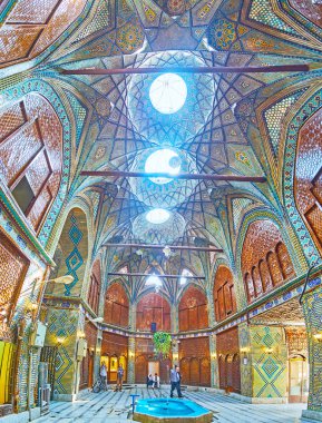 Isfahan, Iran - 21 Ekim 2017: Timche çarpıcı Panorama-siz Malek Grand hall (Soltani) ın Bazaarı süslü kasasında hafif delikleri ile dekore edilmiş tuğla ile mukarnas ve çini desenleri günü 21 Ekim Isfahan.