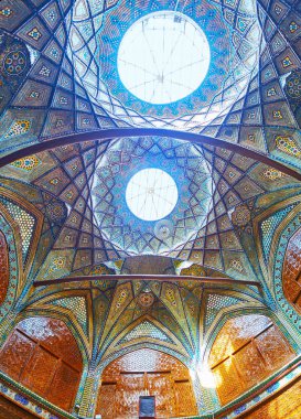 Isfahan, Iran - 21 Ekim 2017: Timche karmaşık kasa-siz ışık ile Malek Grand hall (Soltani) ın Bazaarı delikleri, bricka ve ince çini desen, peteğin günü 21 Ekim Isfahan.
