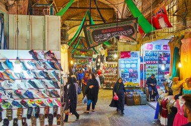 Isfahan, Iran - 21 Ekim 2017: tarihi Grand (Qeysarie, Soltani) ın Bazaarı kapalı alleyway yürümek, yerel ticaret gelenekleri zevk ve ilginç Hatıra Eşyası, günü 21 Ekim Isfahan seçin.