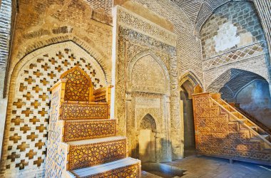 Isfahan, Iran - 21 Ekim 2017: Batı Iwan (portal) Jameh Camii ile benzersiz alçı mihrap, günü 21 Ekim Isfahan iyi İslam desenle kaplanmış Ortaçağ Sultan Uljayto hall üzerinde görünümünü açar.
