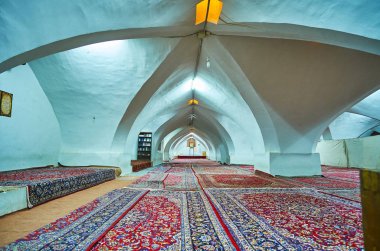 Isfahan, Iran - 21 Ekim 2017: Shabestan (yeraltı salonu) Jameh Camii ile beyaz kasa ve renkli Farsça yere, günü 21 Ekim Isfahan halıları.