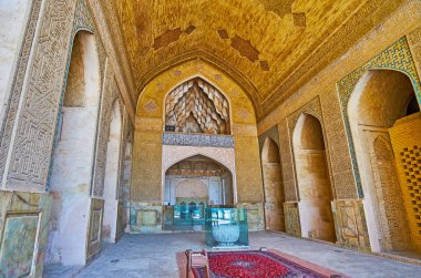 Isfahan, Iran - 21 Ekim 2017: Jameh Camii, Kuzey'in salonu doğal mukarnas dekorasyon, ince tuğla, İslam desen ve hat sanatı hocası, günü 21 Ekim Isfahan ile.