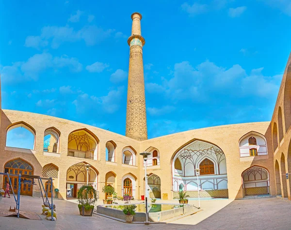 Isfahan Iran Ekim 2017 Uzun Boylu Tuğla Minare Çeşme Arka — Stok fotoğraf