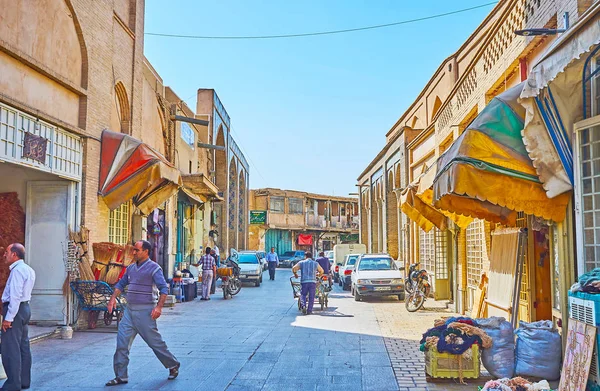 イスファハン イラン 2017 イスファハンで 日に狭い通りや多くの小さなショップ ワーク ショップ 屋台とグランド バザールの旧市街地を歩く — ストック写真