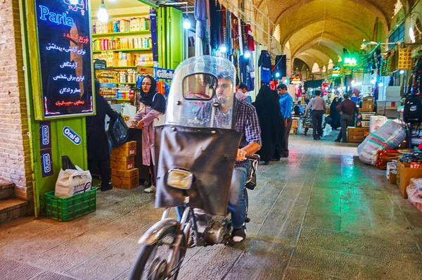 Isfahan Iran Października 2017 Młody Irański Jeździ Rowerem Wzdłuż Zadaszony — Zdjęcie stockowe