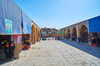 Isfahan, Iran - 21 Ekim 2017: Geniş sokak kapalı çarşı, ayrıca adlandırılmış Qeysarie veya Soltani, birçok giyim mağazasıyla günü 21 Ekim Isfahan sunan geleneksel İslam kadın kıyafetleri.