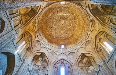 Isfahan, Iran - 21 Ekim 2017: Büyük dua salonu Jameh Camii ile ince tuğla dekore edilmiş, kubbe ve duvarlarda kemerli niş İslam desenleri ile günü 21 Ekim Isfahan kaplıdır.