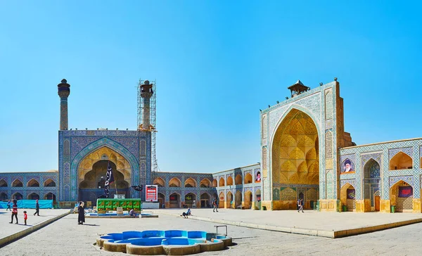 イスファハン イラン 2017 エスファハーン モスクの美しいコート自慢イスファハンで 日複雑なタイル パターン ムカルナス アーチ イスラームの書法と — ストック写真