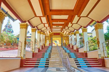 Bago, Myanmar - 15 Şubat 2018: Yürüyüş kaplı gölgeli Batı Galeri, Shwemawdaw selami uzun merdiven ve 15 Şubat Bago dekore edilmiş çok sayıda sütunu.