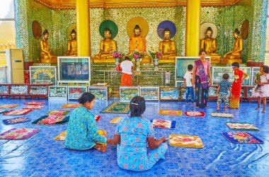 Bago, Myanmar - 15 Şubat 2018: Budist adanmışlar görüntü evi Shwemawdaw selami, kilisede dua Buda heykelleri ve iyi ayna modelleri, 15 Şubat Bago dekore edilmiş.