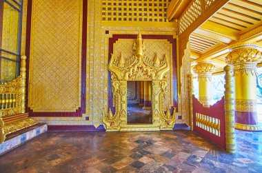 Bago, Myanmar - 15 Şubat 2018: Yaldızlı kapı çerçeve ile 15 Şubat Bago arı (Bhammayarthana) tahta Kanbawzathadi Hall sarayında süslü ahşap oymalar.