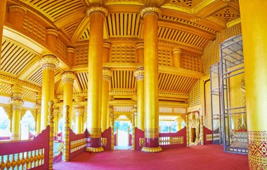 Bago, Myanmar - 15 Şubat 2018: Arı iç (Bhammayarthana) taht salonu Kanbawzathadi Golden palace ile 15 Şubat Bago ince yaldızlı sütunlar.