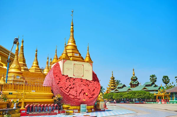Bago Myanmar Februari 2018 Rött Tegel Blocket Golden Shwemawdaw Paya — Stockfoto