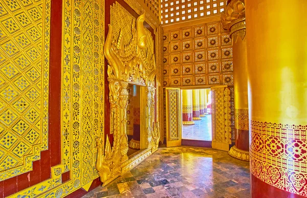Bago, Myanmar - 15 Şubat 2018: Arı (Bhammayarthana) tahta Kanbawzathadi Hall Sarayı iyi mirrorwork ve 15 Şubat Bago karmaşık ahşap oymalar ile iç ayrıntılarını.