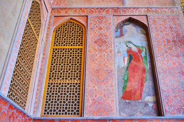 Isfahan, Iran - 21 Ekim 2017: Tarihsel Ali Qapu Sarayı portik fresklerle Ortaçağ ressam Rıza Abbasi, geleneksel Fars Temalar ve desenler, günü 21 Ekim Isfahan kullanarak süslüdür.