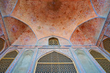 Isfahan, Iran - 21 Ekim 2017: İnce çiçek dekorasyon yarı kubbe ve Ali Qapu Sarayı, portik duvarına günü 21 Ekim Isfahan.