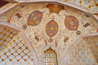 Isfahan, Iran - 21 Ekim 2017: Güzel yarı kubbe Resepsiyon salonunun Ortaçağ Ali Qapu Sarayı'nın güzel çiçek desenleri ile günü 21 Ekim Isfahan kaplıdır.