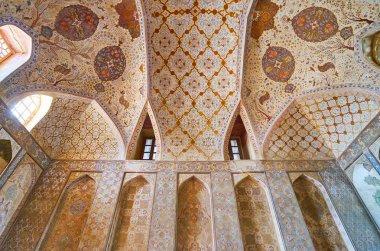 Isfahan, Iran - 21 Ekim 2017: Resepsiyon Salonu günü 21 Ekim Isfahan çiçek ve hayvansı motifleri ile geleneksel Fars desenlerle süslenmiş Ortaçağ Ali Qapu Sarayı'nın güzelliği zevk.
