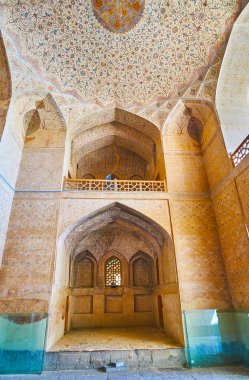 Isfahan, Iran - 21 Ekim 2017: Giriş duvarındaki niş hall Ali Qapu Palace, dekore edilmiş güzel süsler ile günü 21 Ekim Isfahan.