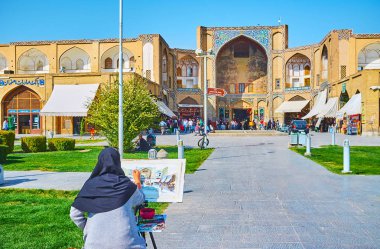 Isfahan, Iran - 21 Ekim 2017: Suluboya sanatçısı günü 21 Ekim Isfahan (Soltani) kapalı çarşı, Qeysarie kapısı taslağını yapma Nakş-ı Cihan Meydanı'nda çalışıyor.