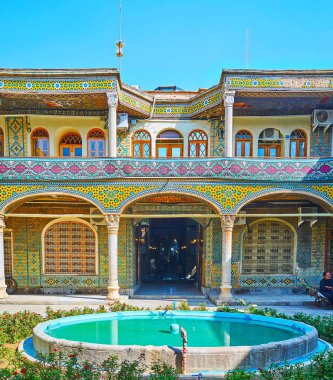 Isfahan, Iran - 21 Ekim 2017: Timche süslü veranda-siz Malek (Soltani) kapalı çarşı geleneksel döşeme, ince sütunlar ve günü 21 Ekim Isfahan Çeşme Kervansaray.
