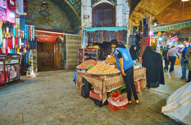 Isfahan, Iran - 21 Ekim 2017: Tablo (Soltani) kapalı çarşı merkezi alleyway molla Abdollah madraseh günü 21 Ekim Isfahan arka plan üzerinde masmavi kiremitli portal ile arasında fıstıklı satıcı.