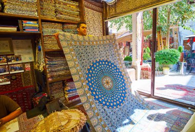 Isfahan, Iran - 21 Ekim 2017: Tarihi ghalamkar Teknik el pulları ve mineral boyalar, günü 21 Ekim Isfahan kullanarak oluşturulan süslü GOBLEN atölye demonstates Baskı Tekstil işçisi.